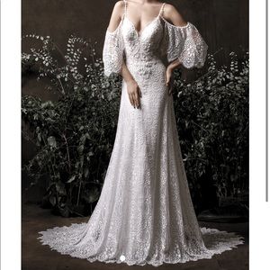 Wedding Gown buy Chic Nostalgia (style: Garland); gorgeous wedding dress.